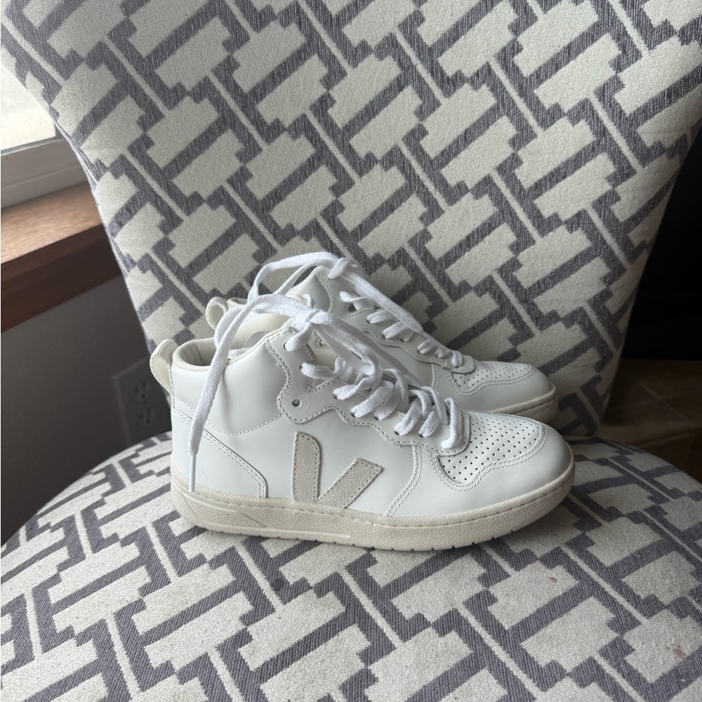 Veja Women's Sneakers in White and Cream